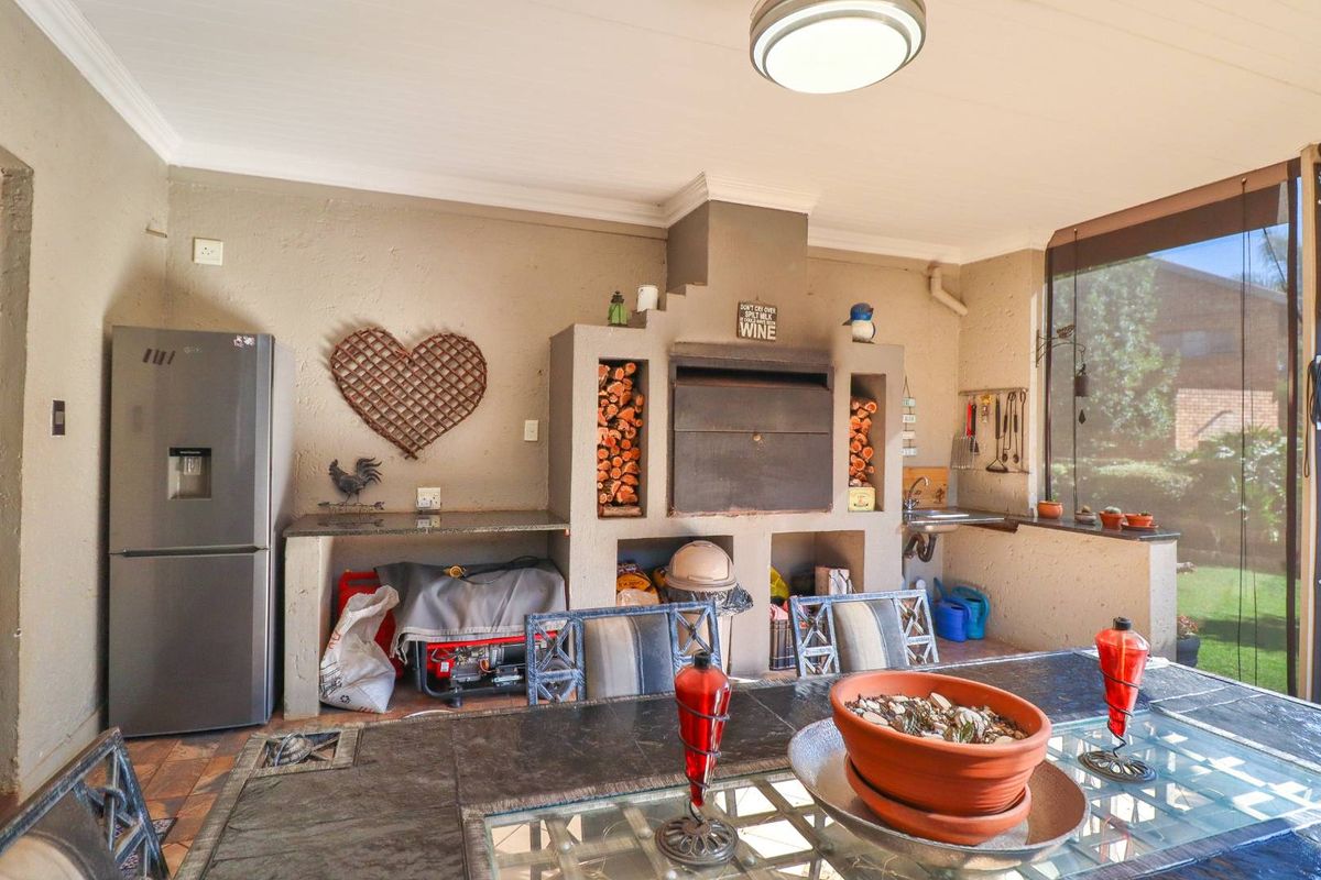 BEAUTIFUL 3 BEDROOM 2 BATHROOM DUET WITH OUTDOOR ENCLOSED ENTERTAINMENT - Photo 3