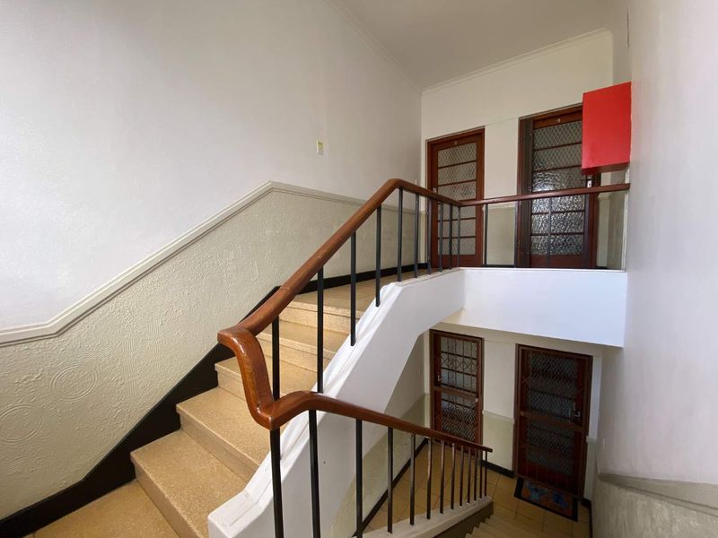 Good old fashioned Value. UCT students dream home. - Photo 2
