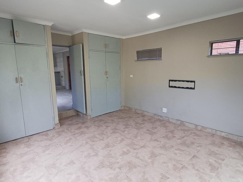 Charming Renovated Cottage with Study in the Heart of Victory Park - Photo 8