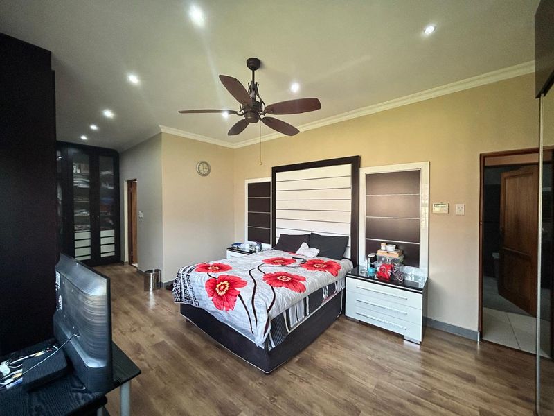 Beautiful Modern Home - Photo 6