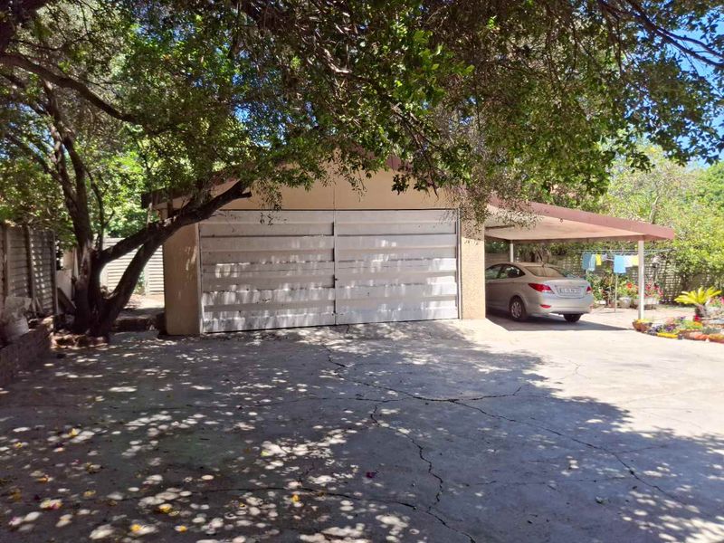 Charming 3-Bedroom Oasis with Expansive Outdoor Space - Photo 3