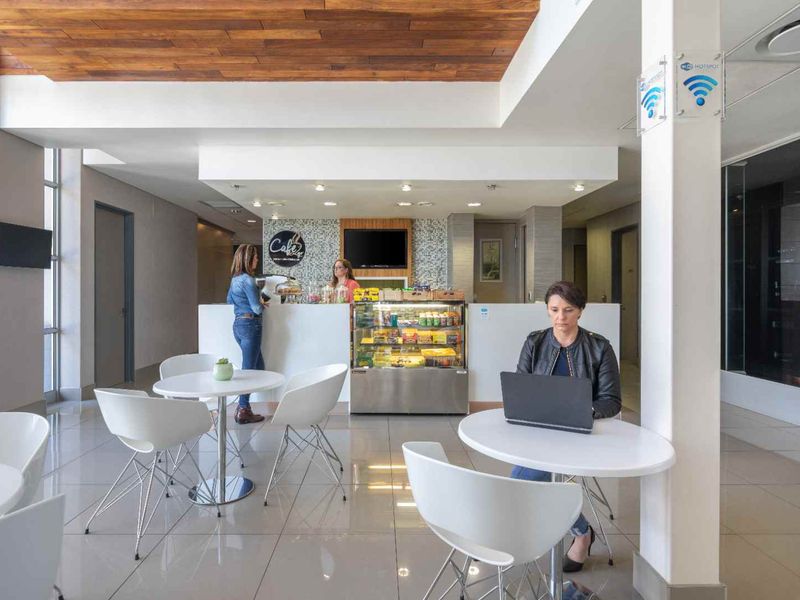 Book a reserved coworking spot in Rosebank SPACES Broadacres - Photo 5