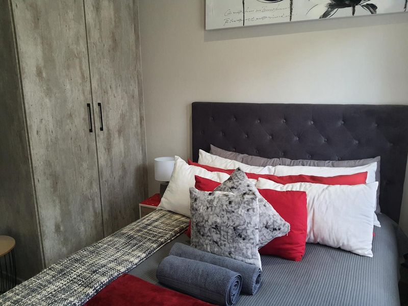 Stunning 3 bed, 2 bath unit in a secure complex - Photo 9