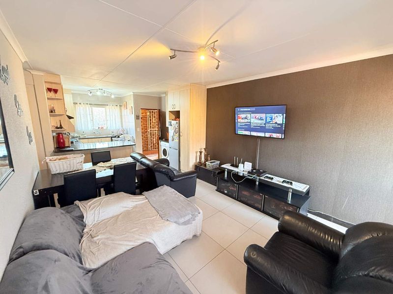 Contemporary 3-Bedroom Upstairs Unit Available in Villa Vista - Photo 7