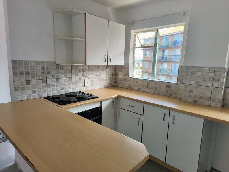 Centrally located modern apartment with designated parking - Photo 1