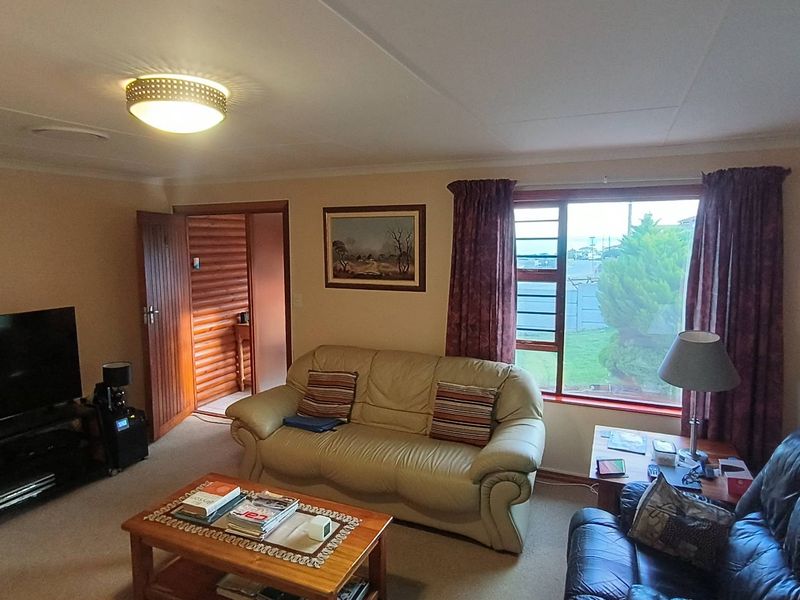 Charming 3 Bedroom House with Sea View in Dana Bay - Photo 5