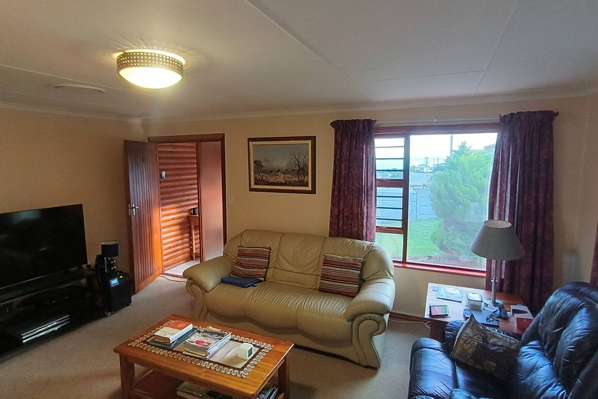 Charming 3 Bedroom House with Sea View in Dana Bay - Photo 5