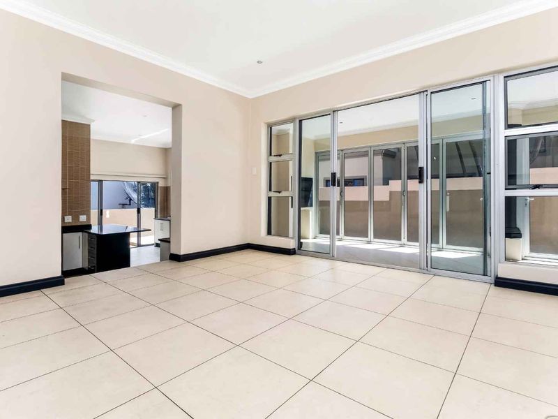 4 Bedroom House for Sale in Dainfern - Photo 5