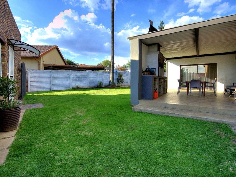 Giant family home with 2 bed- 2 bath cottage! - Photo 5