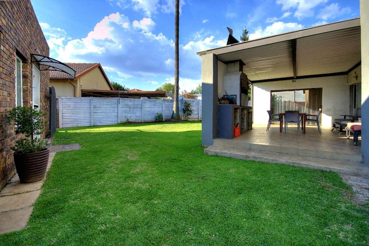 Giant family home with 2 bed- 2 bath cottage! - Photo 5