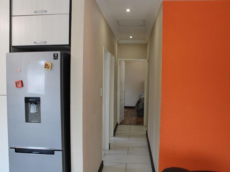 STUNNING FAMILY HOME: ITS A MUST SEE. - Photo 10