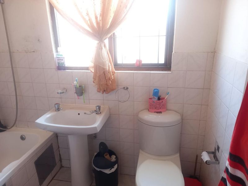 Lovely 1 bedroom apartment in Weltevreden Park. - Photo 9