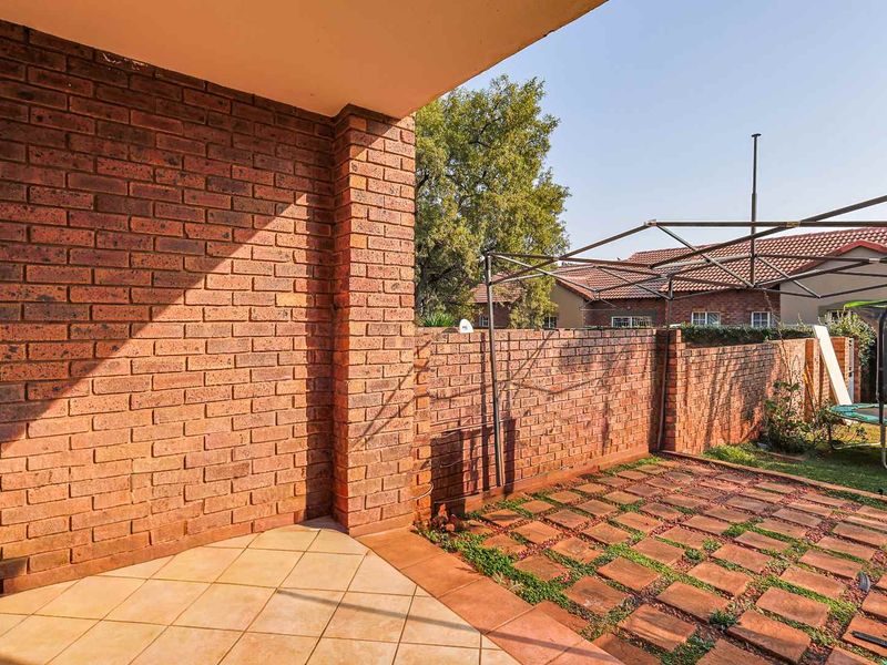 Charming and Secure 2-Bedroom Home - Photo 3