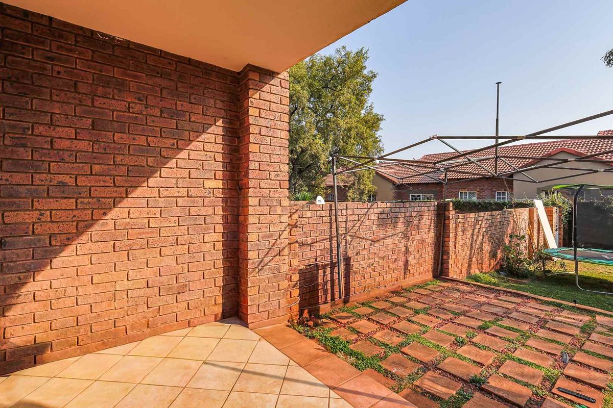 Charming and Secure 2-Bedroom Home - Photo 3