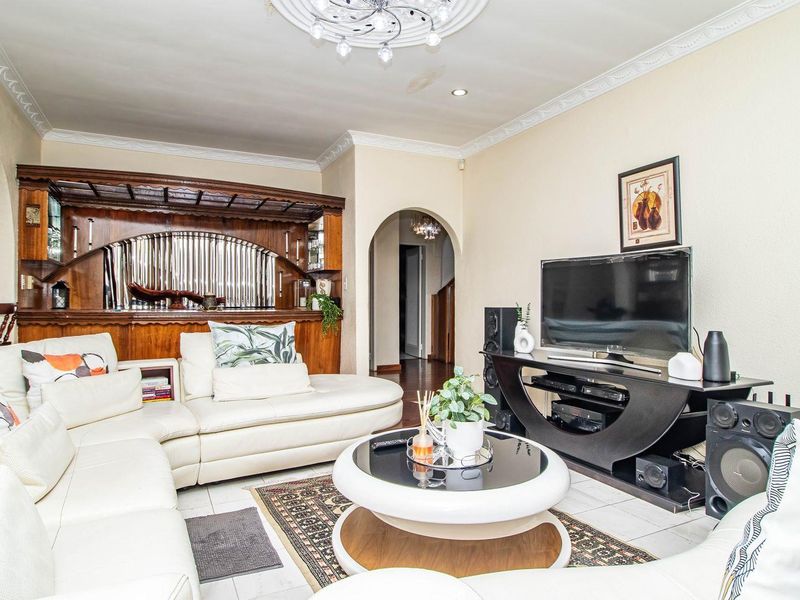 Timeless Elegance Meets Modern Comfort in Lakefield - Photo 3