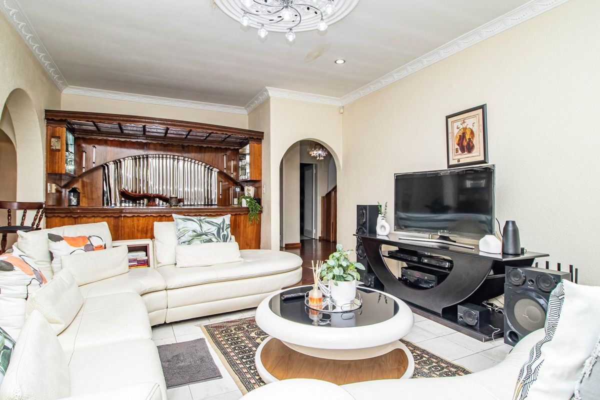 Timeless Elegance Meets Modern Comfort in Lakefield - Photo 3