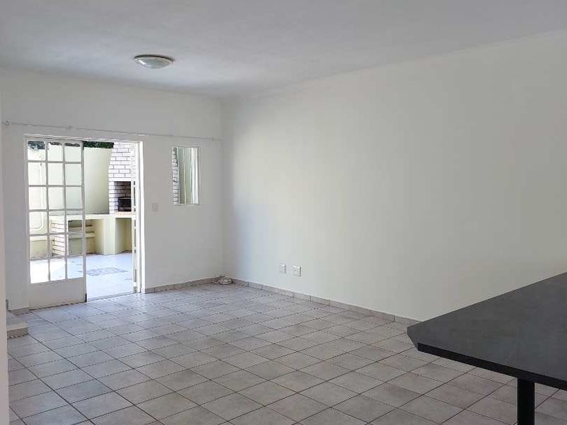 Very Spacious, Neat as a Pin Townhouse in Secure Complex with a Pet Friendly Garden - Photo 5
