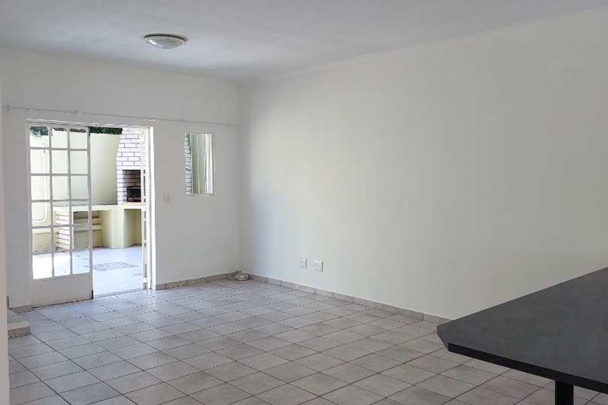 Very Spacious, Neat as a Pin Townhouse in Secure Complex with a Pet Friendly Garden - Photo 5