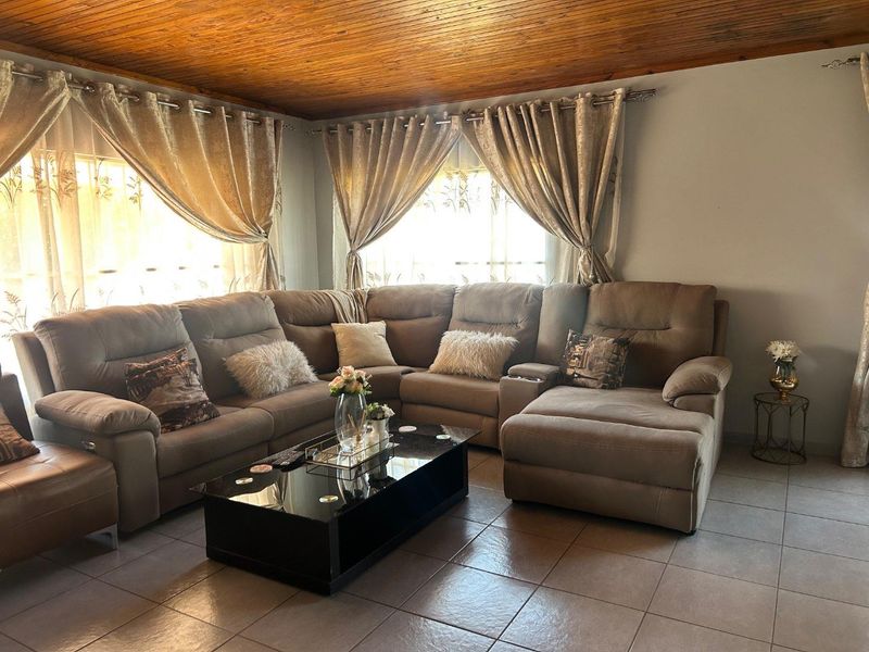 4 Bedroom family house in Booysens - Photo 7