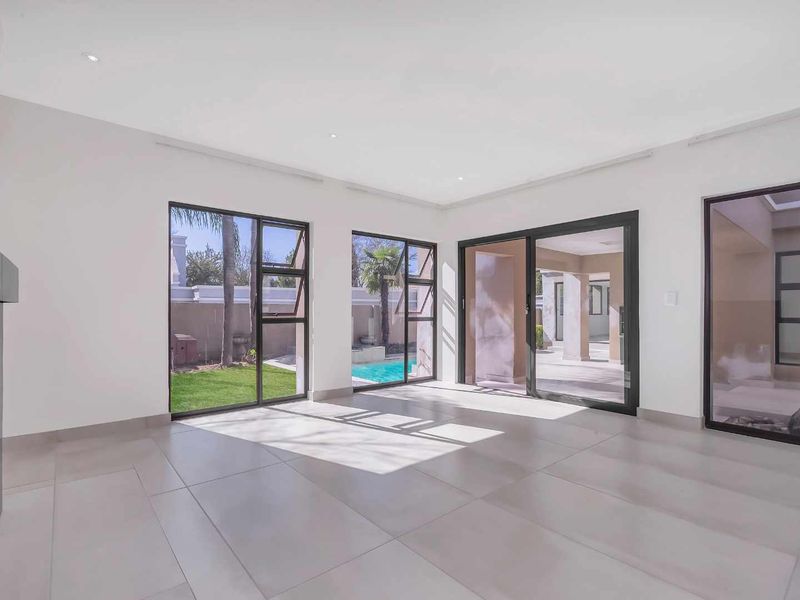 MODERN SINGLE STOREY - Photo 2