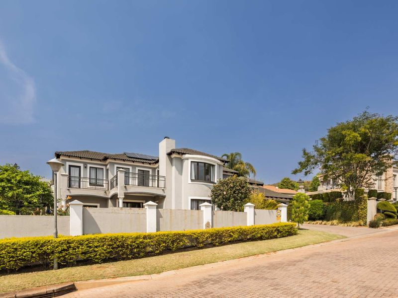 Elegant Family Living in Wapadrand Estate Landgoed - Photo 3