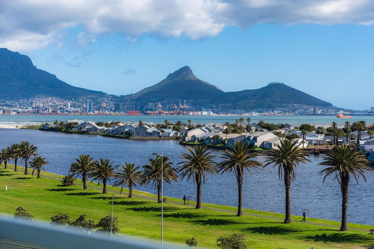 Spacious One Bedroom Apartment With Breathtaking Views - Photo 3