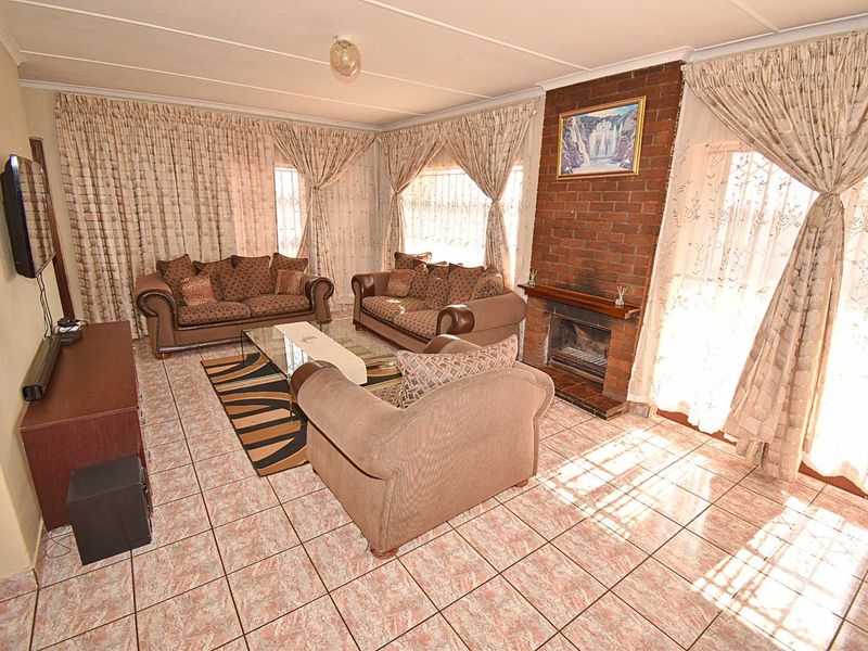 Spacious Family Home with Entertainment Features - Photo 3