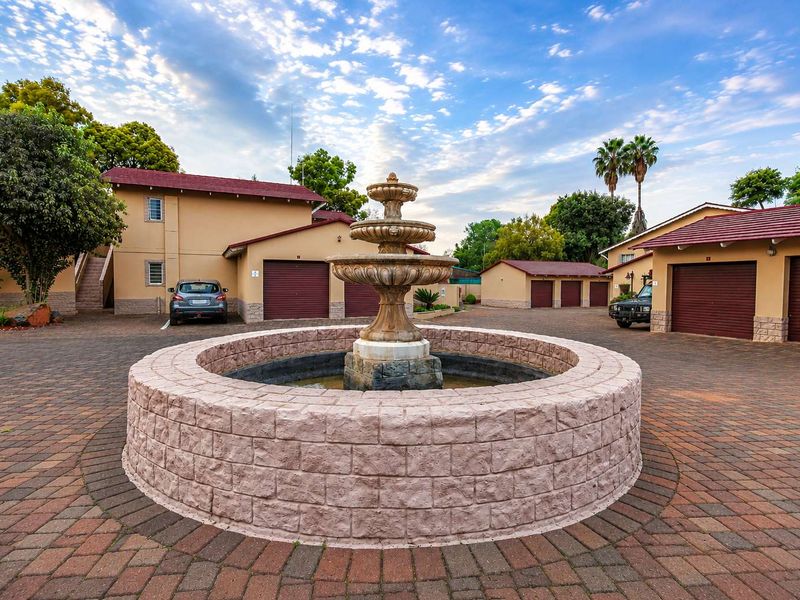 3 Bedroom Townhouse in Secure Faerie Glen Complex - Photo 1
