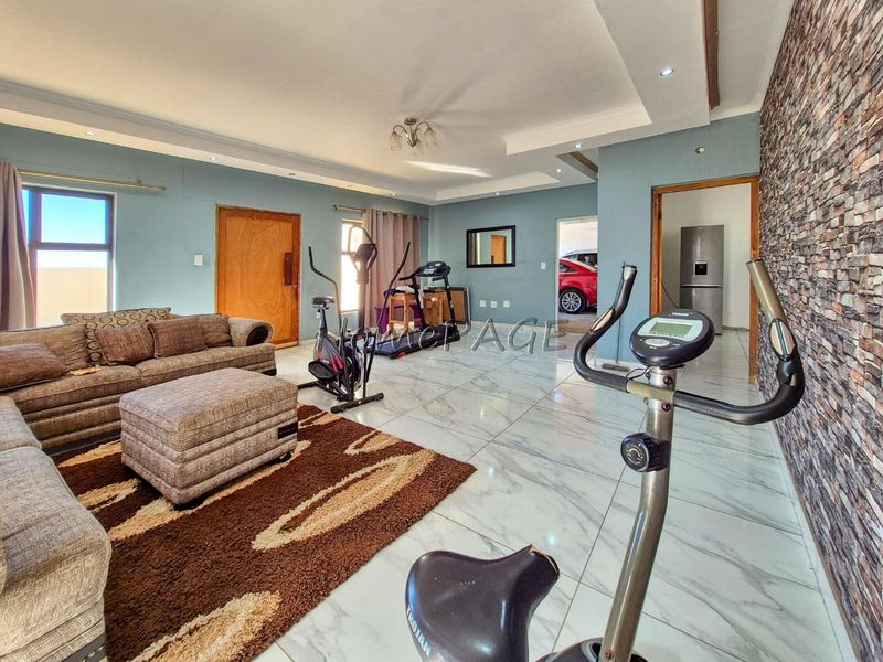 Kuisebmond, Walvis Bay:  3 Bedr Home with 3 Flats is for sale - Photo 5