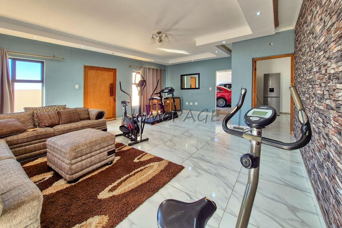 Kuisebmond, Walvis Bay:  3 Bedr Home with 3 Flats is for sale - Photo 5