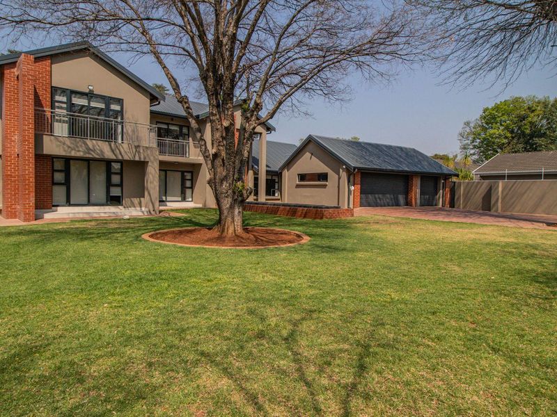 Sophisticated Family Oasis in Prestigious Lakefield! - Photo 4