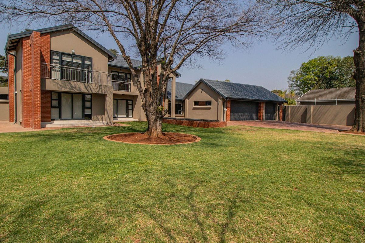 Sophisticated Family Oasis in Prestigious Lakefield! - Photo 4