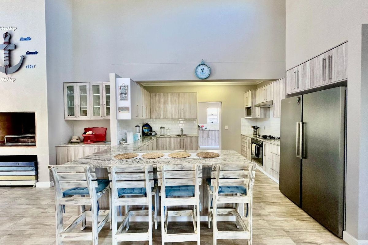 Stylish 3-Bedroom Home Offering Space, Flow & Lifestyle - Photo 4