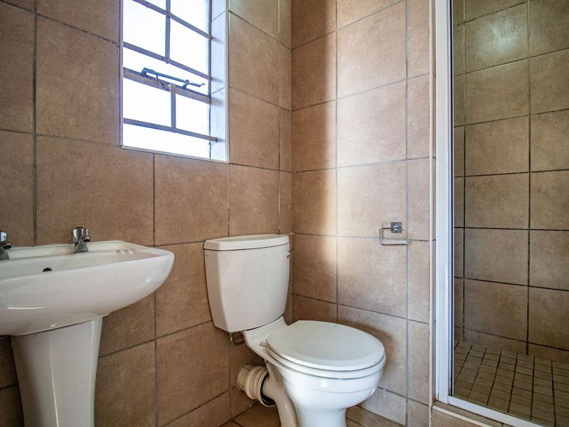 Your Dream Home Awaits: 3 Beds, Secure Access & Open-Plan Living - Photo 10