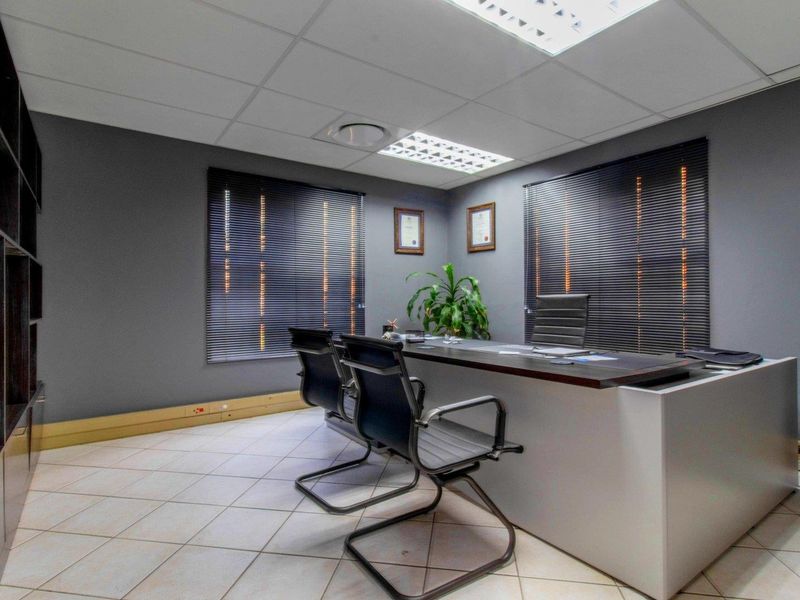 GROUND - FLOOR SUITE FOR SALE - CENTRAL LOCATION. - Photo 8