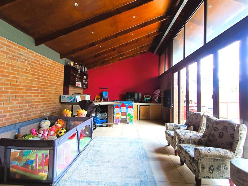 Versatile Home with 2 Flats: Family or Multiple Income Streams - Photo 4