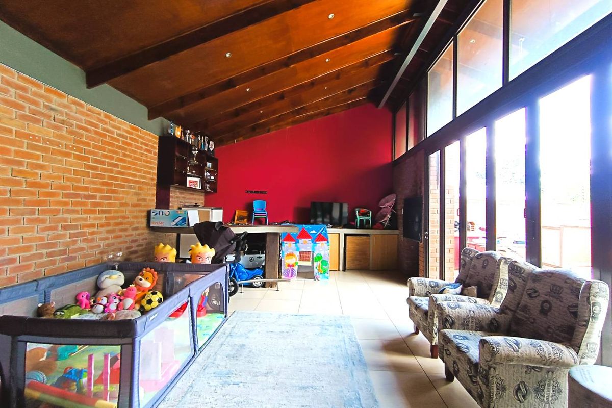 Versatile Home with 2 Flats: Family or Multiple Income Streams - Photo 4