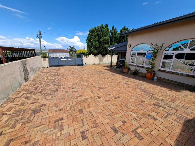 3 Bedroom Family Home for Sale in Forderville, Estcourt - Photo 2