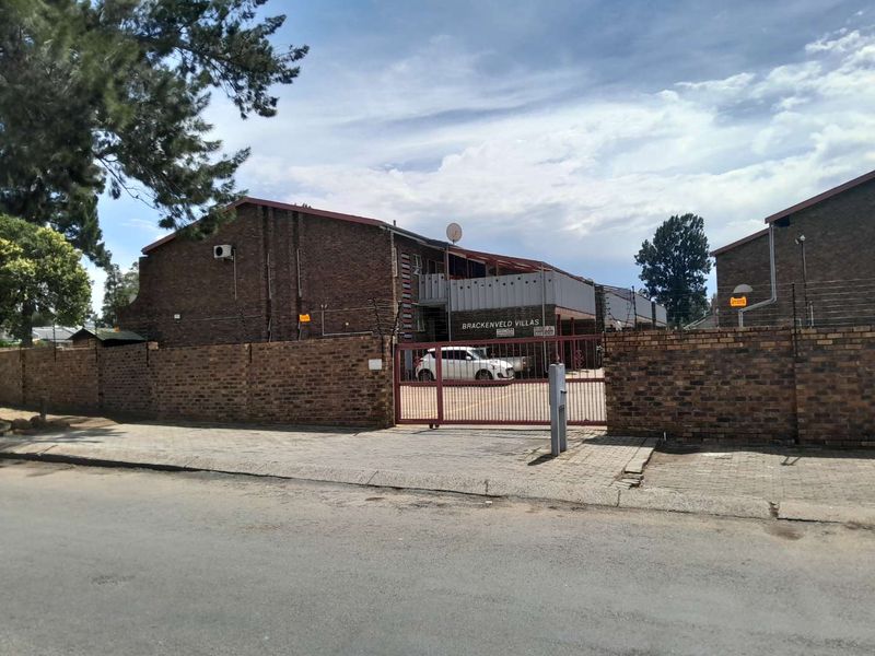 Price Adjustment Don't Miss Out -1st floor 3 Bedroom Klinker Brick Townhouse for sale - Photo 2