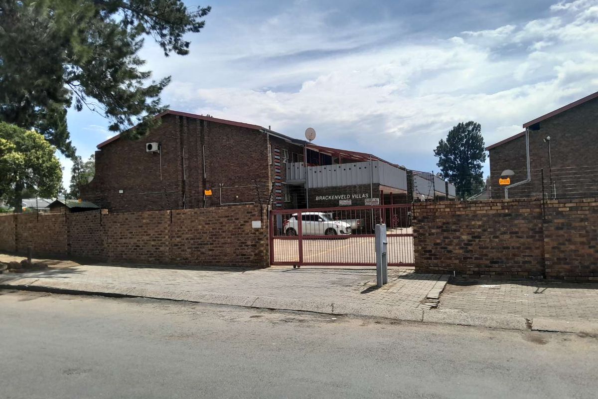 Price Adjustment Don't Miss Out -1st floor 3 Bedroom Klinker Brick Townhouse for sale - Photo 2