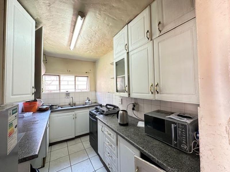 Spacious 5-Bedroom Duplex with Private Garden in Sunnyside! - Photo 2