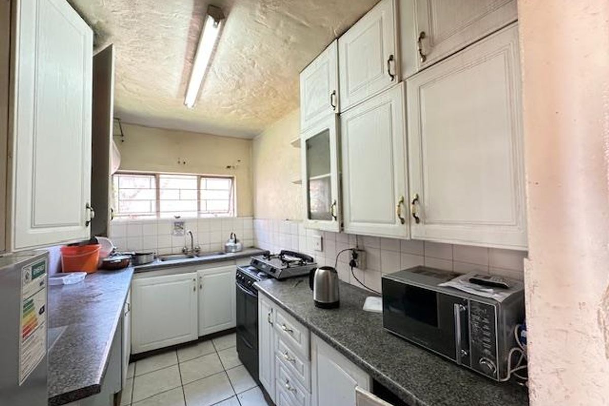 Spacious 5-Bedroom Duplex with Private Garden in Sunnyside! - Photo 2