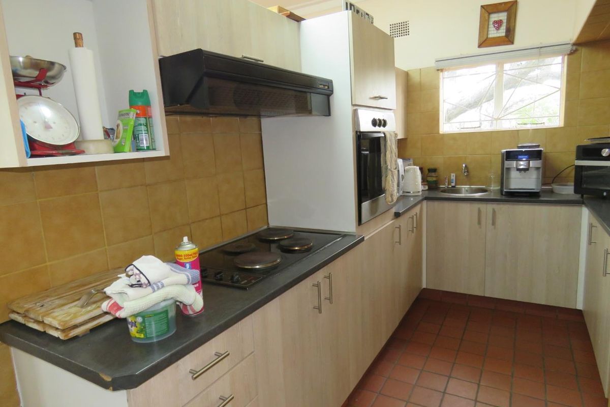Ideal Family Haven: Spacious Home, Flat & Large Garage - Photo 5