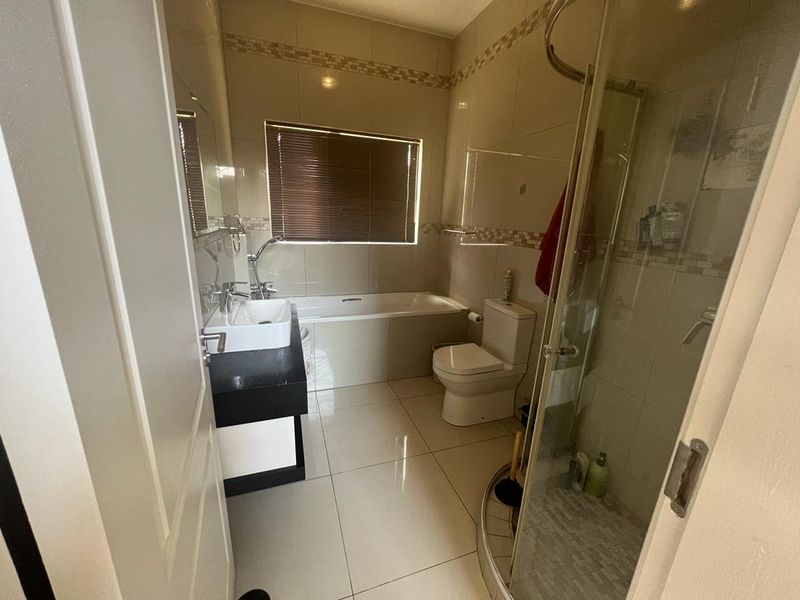 FOR SALE - 4 BEDROOM DOUBLE STOREY HOUSE IN OCEAN VIEW SWAKOPMUND, NAMIBIA - Photo 9