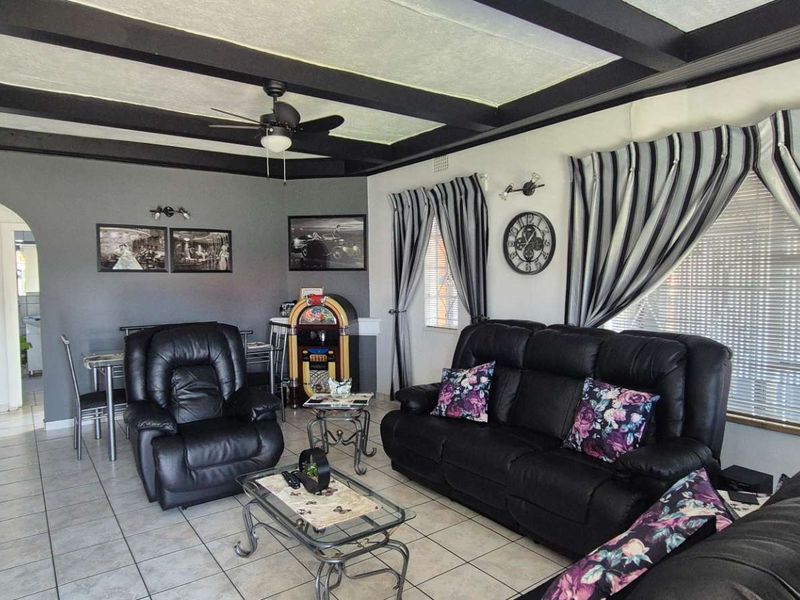 Stunning 4 bedroom property - Neat as a pin - Photo 5