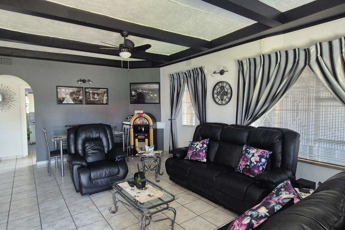 Stunning 4 bedroom property - Neat as a pin - Photo 5