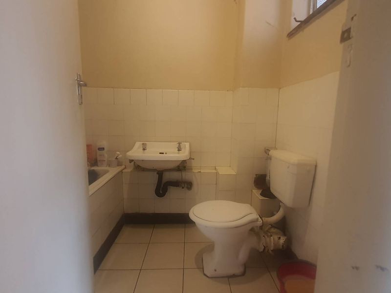 **Starter Apartment in Sunnyside, Pretoria – Ideal for Students or Investors** - Photo 5