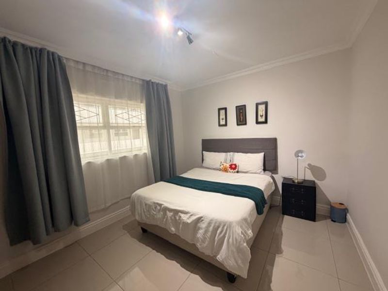 Spacious 2 bedroom apartment with enclosed balcony parking, Wi fi ready - Photo 7