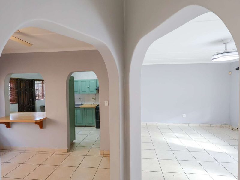 Spacious 3 Bedroom Facebrick Simplex With Entertainment Area & Splash Pool - Photo 8