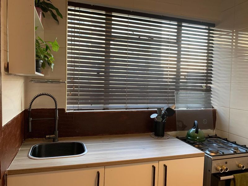 Spacious Apartment in Secure Majestic Towers, Parktown - Photo 8